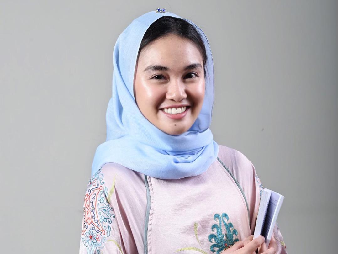 Neng Farah, dari London untuk Kabupaten SMS